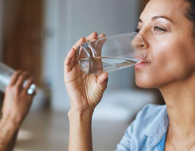 water filter with water splash