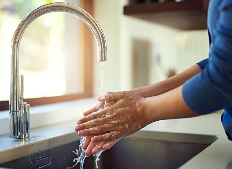 water filter with water splash