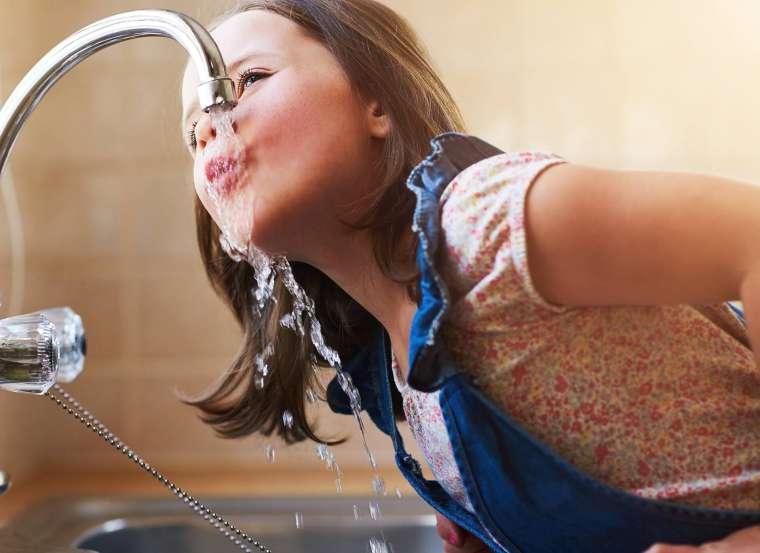 water filter with water splash